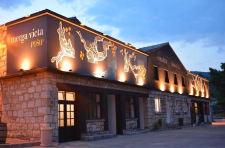 Black Island Winery posluje u vinariji Smokvica na otoku Korčuli pod nazivom Merga Victa i Dalmatian Dog